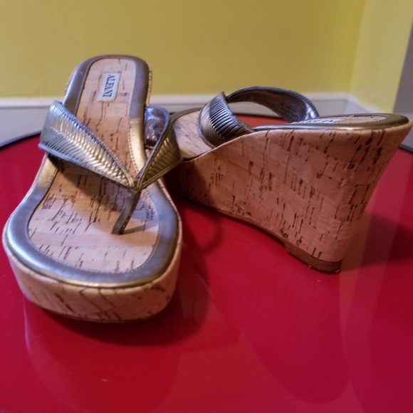 (Put in with a purchase)Alfani Thong Wedge Sandals - Picture 3 of 7